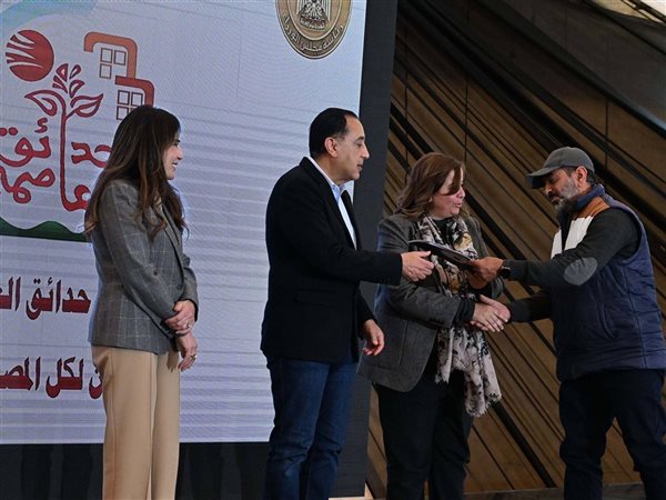 رئيس الوزراء يسلم عقود عدد من وحدات المبادرة الرئاسية 