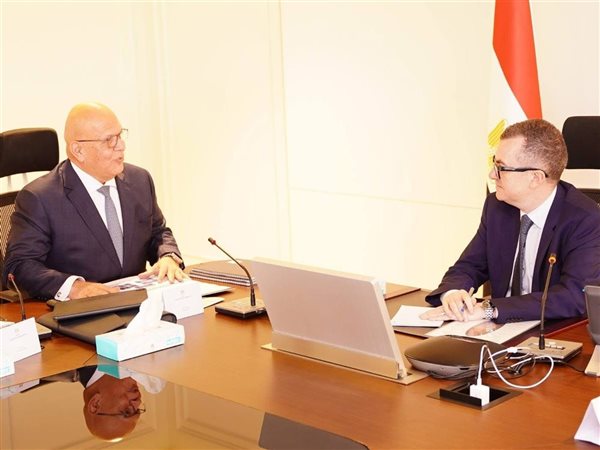 وزير التخطيط يوجّه بإعادة توجيه استثمارات بنك الاستثمار القومي و