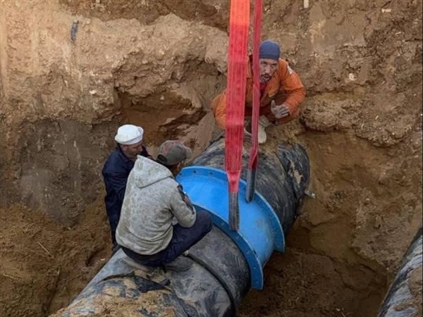 انتهاء إصلاح كسر خط الطرد بطريق الواحات وعودة المياه تدريجيًا خلال ساعة