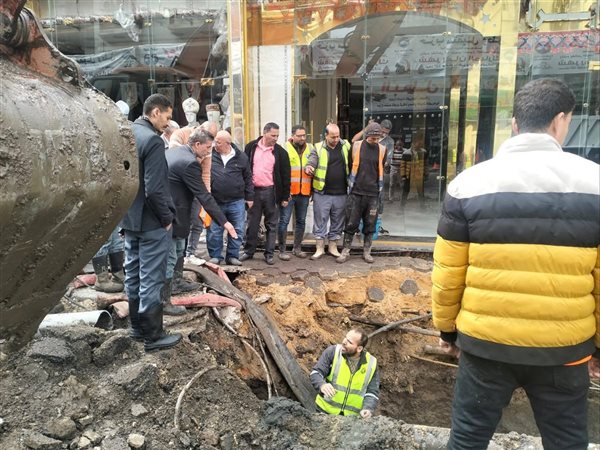 رئيس مياه القاهرة  يتابع سرعة إصلاح كسر خط مياه الترعة البولاقية بالقاهرة 