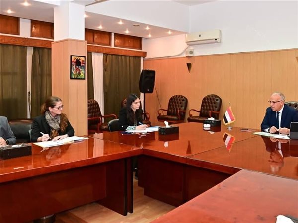 وزير الري يبحث مع “القومي للطفولة والأمومة” و“اليونيسف” تمكين الفتيات اقتصاديًا عبر تدوير ورد النيل