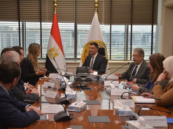 وزير الصناعة يبحث مع «مرسيدس-بنز إيجيبت» توطين صناعة السيارات وتعميق المكون المحلي