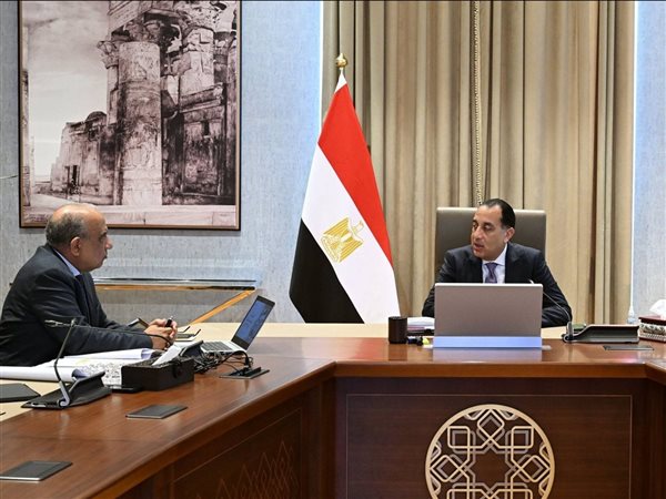 رئيس الوزراء يلتقي وزير الكهرباء لاستعراض خطة إضافة2500 ميجاوات طاقة متجددة للشبكة الموحدة 