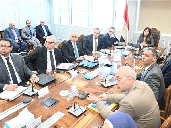 وزيرة الإسكان تتابع موقف تسليم الوحدات بالأبراج الشاطئية وكومباند 