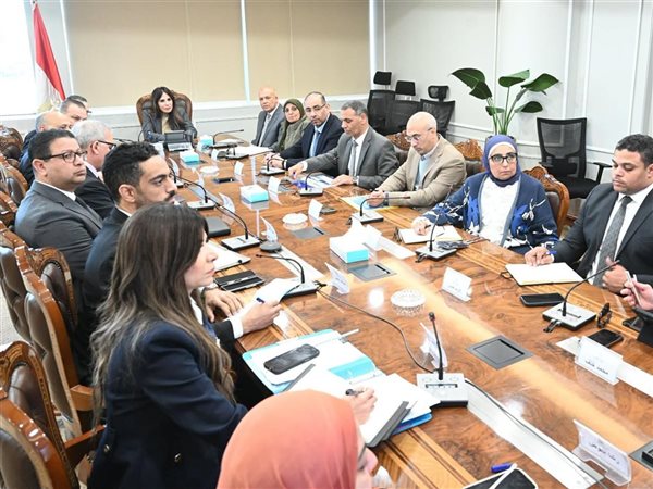 وزيرة الإسكان تتابع موقف تسليم الوحدات بالأبراج الشاطئية وكومباند 