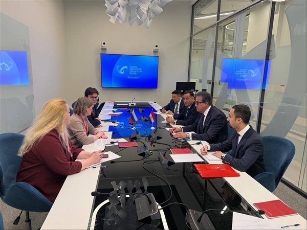 خالد عبدالغفار يبحث مع 