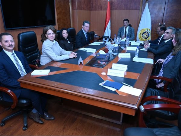 وزير الصناعة يبحث مع وفد البنك الأوروبي برامج المشروعات الخضراء في عدة قطاعات