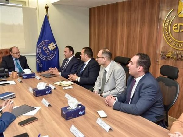 رئيس هيئة الدواء يبحث مع ممثلي شركة 