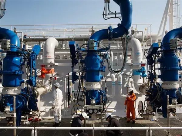 توقف إمدادات قطر يرفع أسعار الغاز ويؤجل مشتريات آسيا