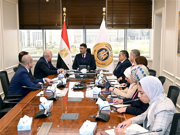 وزير الصناعة يبحث مع 