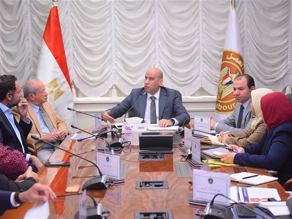 وزير العمل يلتقي وفدًا من شركة 