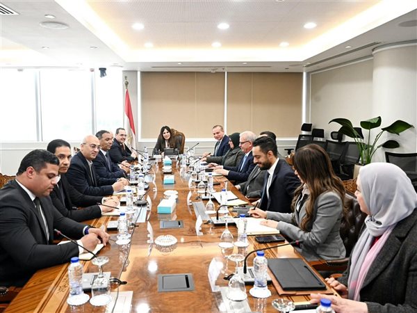 وزيرة الإسكان تتابع موقف تنفيذ مشروعات تطوير 