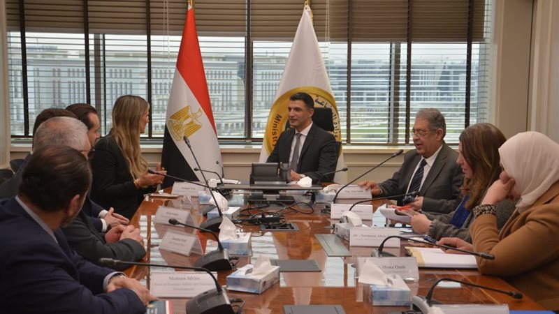 وزير الصناعة يبحث مع «مرسيدس-بنز إيجيبت»