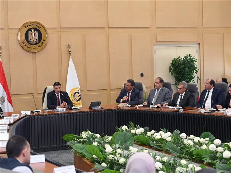 اجتماع وزير الصناعة