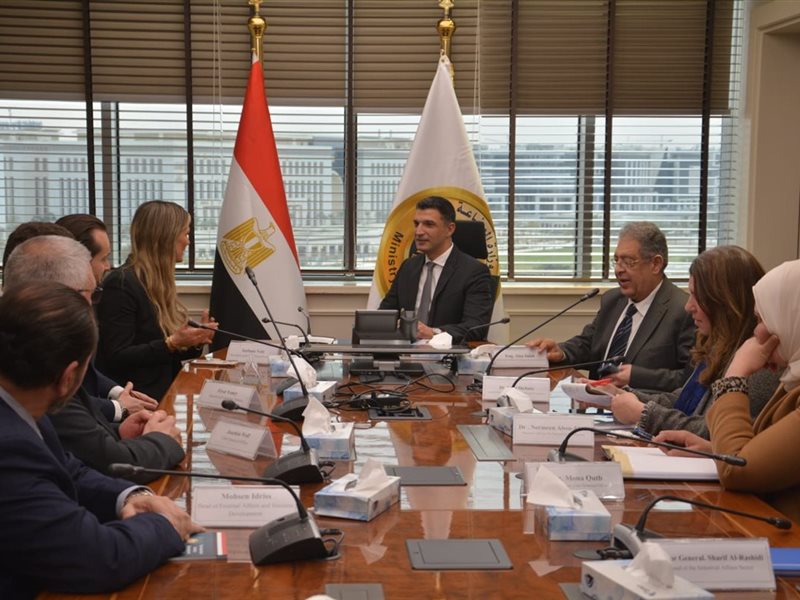 وزير الصناعة يبحث