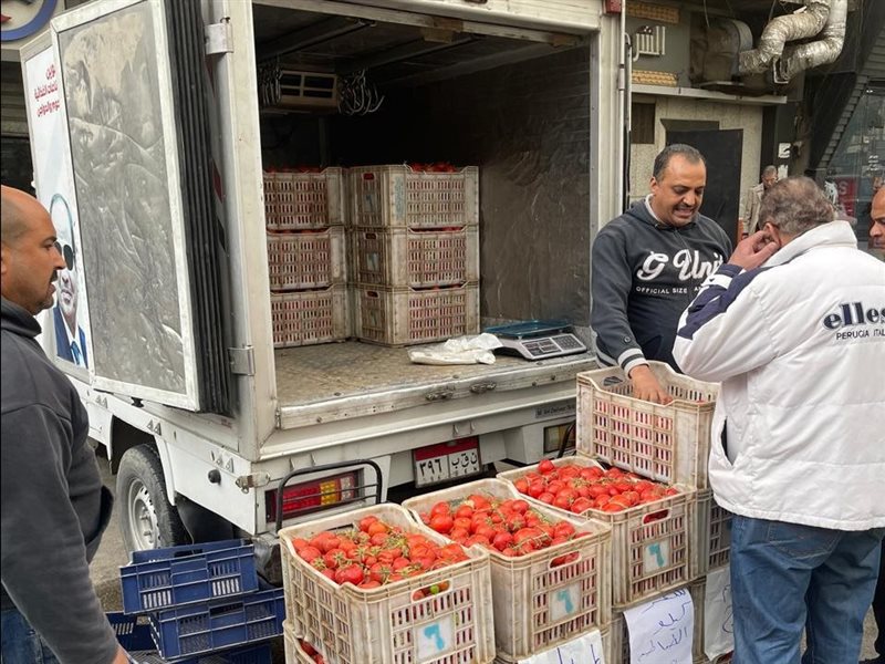 السيارات المتنقلة لبيع الطماطم