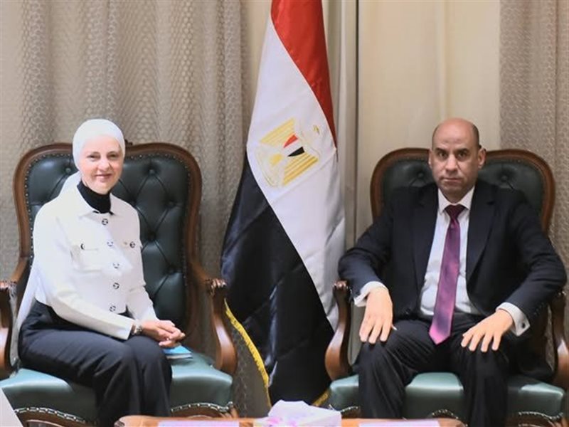 وزير العمل ومديرة