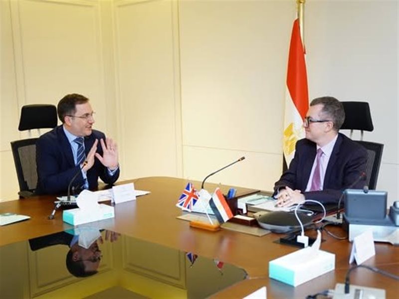 وزير التخطيط مع السفير