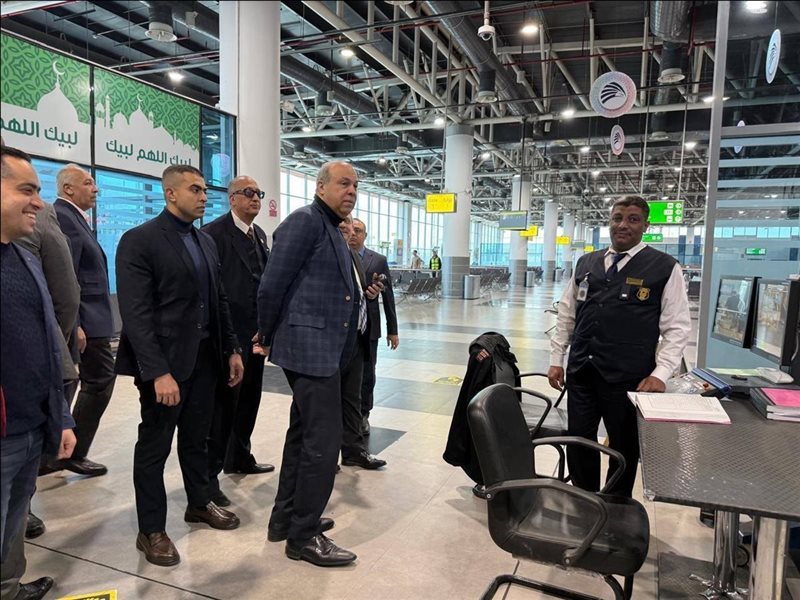 وزير الطيران المدني في جولة تفقدية بمطار القاهرة الدولي