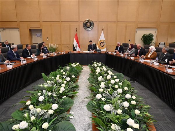 وزير الصناعة يبحث مع مجموعة 