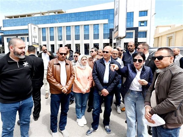 وزيرة الإسكان تتفقد أعمال تطوير ورفع كفاءة المحور المركزي الموازي بـ6 أكتوبر 