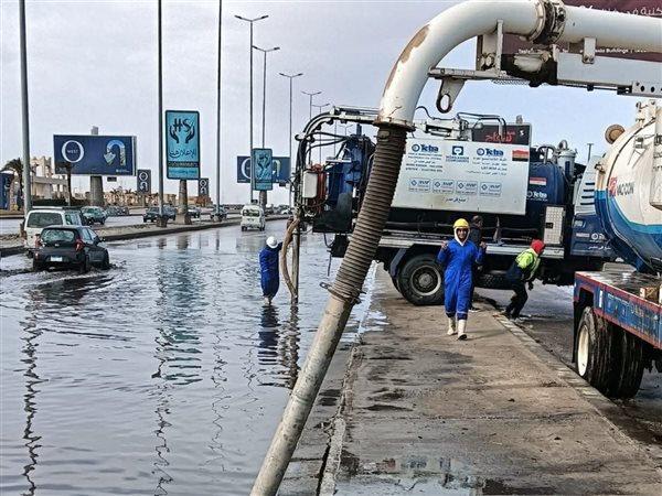 بتوجيهات وزيرة الإسكان.. جهاز 6 أكتوبر يكثف جهوده لشفط مياه الأمطار وتحقيق السيولة المرورية