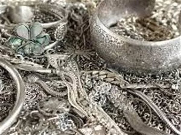 الفضة في أسبوع.. ارتفاع حذر وسط تقلبات حادة في الأسواق