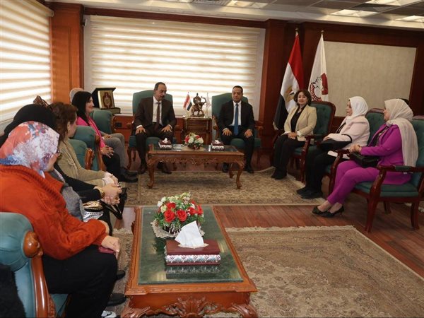 محافظ سوهاج يناقش مع سيدات الأعمال دعم الغرف التجارية للاقتصاد وتمكين المرأة.. صور