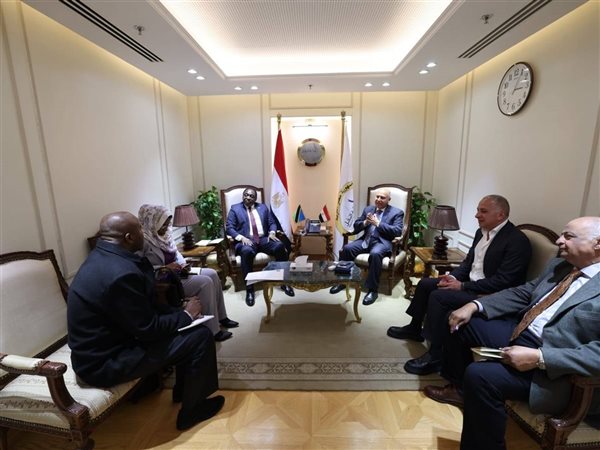 وزير النقل يبحث مع سفير تنزانيا إنشاء محطة متعددة الأغراض بميناء دار السلام