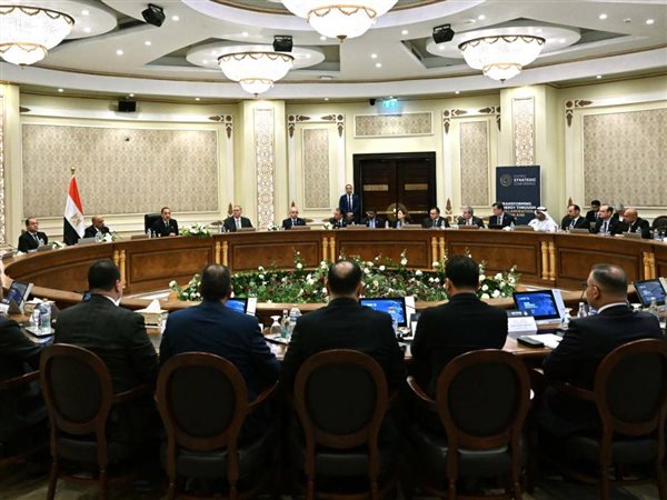 رئيس الوزراء يعقد مائدة مستديرة مع مسئولي شركات الطاقة العالمية والمؤسسات المالية الدولية