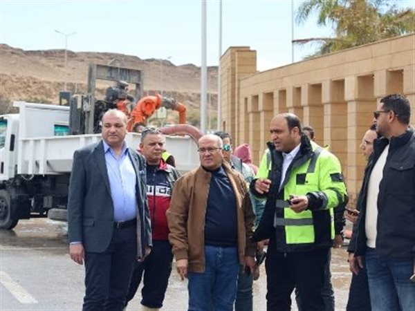 انتشار مكثف للمعدات.. ورئيس القابضة للمياه يتابع ميدانيًا أعمال سحب مياه الأمطار بالقاهرة والجيزة