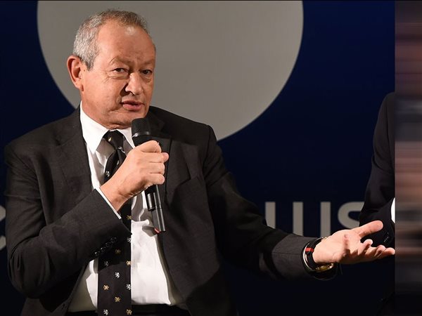 ساويرس يقترح محطات شمسية للكمبوندات لتخفيف أزمة الكهرباء في مصر