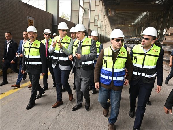 وزير الصناعة يتفقد عددًا من المصانع المتخصصة في الحديد والصلب بمحافظة السويس