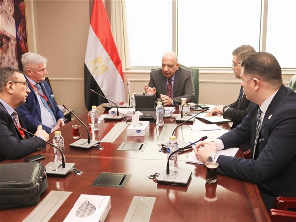 محمود عصمت يبحث مع باوكو الألمانية توطين صناعة مواسير الضغط العالي