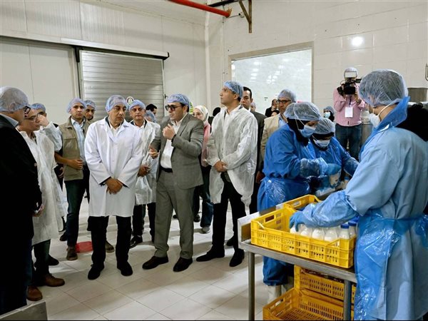 ينتج 600 طن.. رئيس الوزراء يتفقد مصنع 