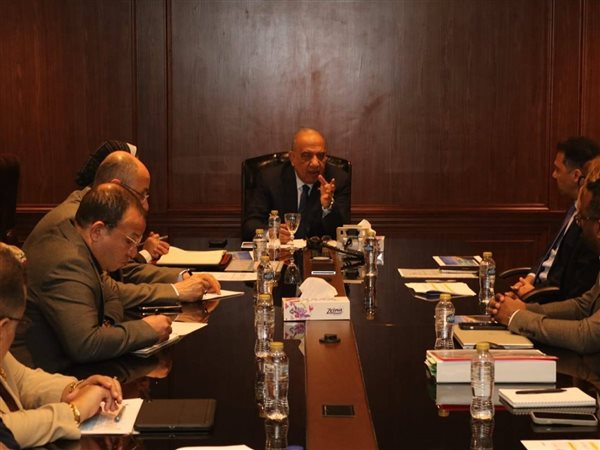 محمود عصمت يبحث مع سيمنس مستجدات التشغيل التجريبي لمركز التحكم القومي