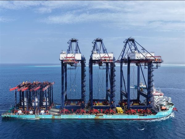 وزير النقل يعلن وصول ثلاث أوناش رصيف عملاقة لميناء سفاجا