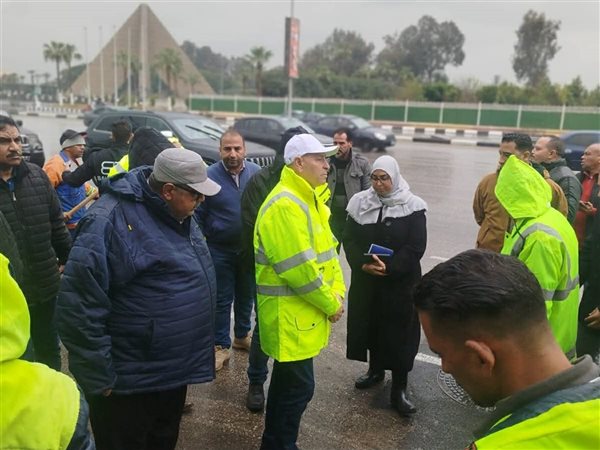 رئيس صرف صحي القاهرة الكبرى يتابع ميدانيًا جهود سحب مياه الأمطار