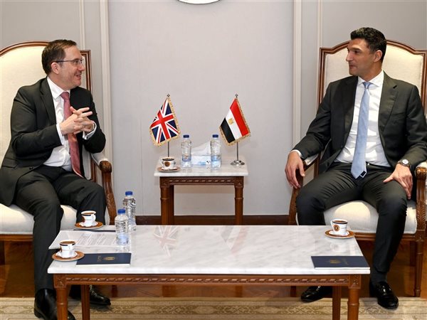 وزير الصناعة يبحث مع سفير المملكة المتحدة بالقاهرة سبل تعزيز التعاون الصناعي المشترك وزيادة الاستثمارات البريطانية