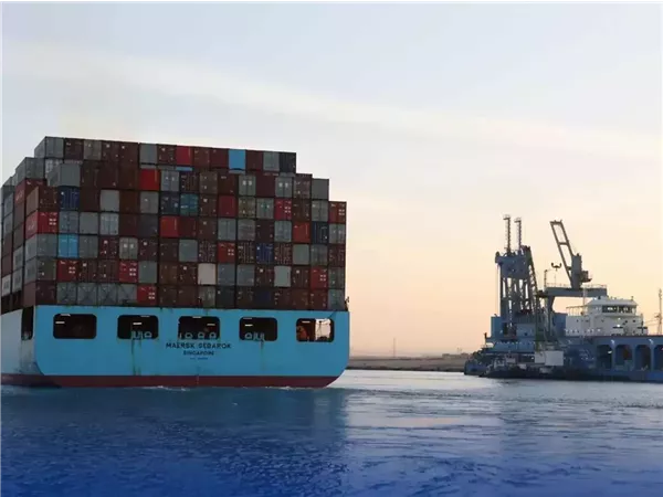 قناة السويس تنقذ طاقم الصال البحري وتسيطر على حريق شحنة النفط بالكامل