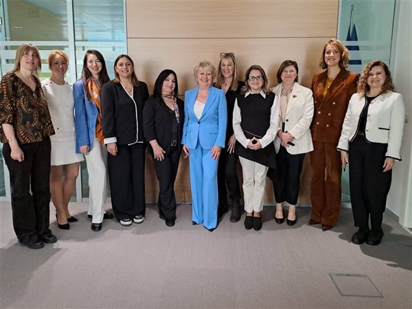 ممثلو سيدات الأعمال يناقشون خطط النمو المستدام والتوسع الاقتصادي العالمي