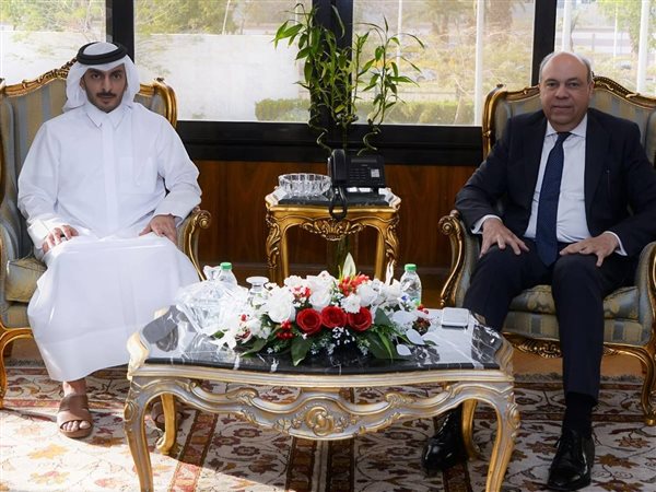 وزير الطيران يبحث مع فهد آل ثاني إنشاء مصنع وقود طائرات مستدام بمصر