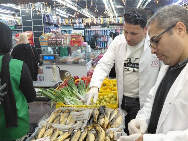 ضبط مخالفات تموينية متنوعة بالشرقية استعدادًا لشم النسيم وتشديد الرقابة على الأسواق