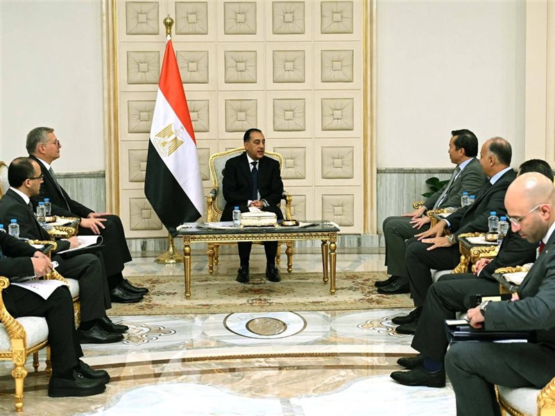 رئيس الوزراء مع مسؤولي