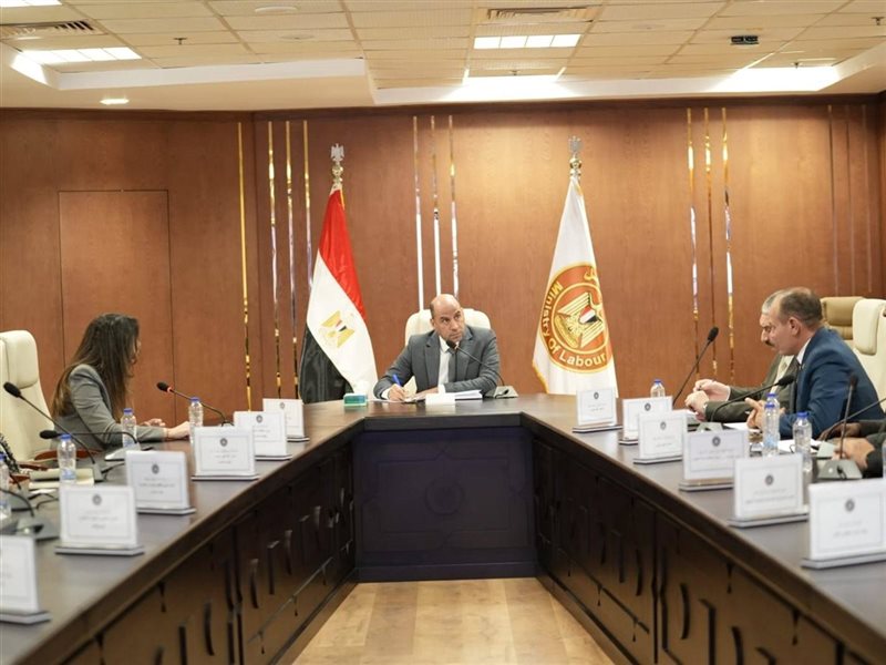 وزير العمل مع ممثلي