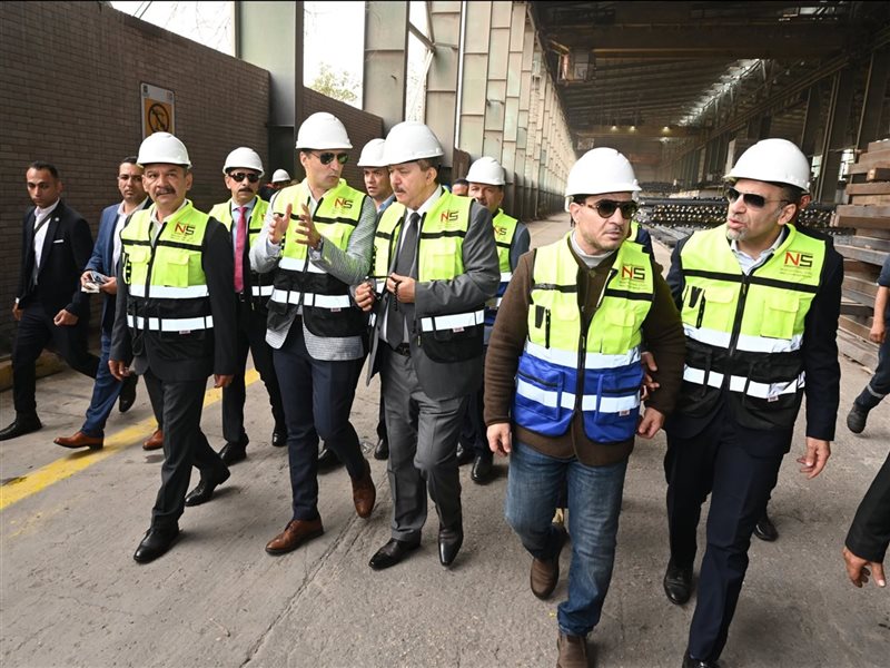 وزير الصناعة خلال