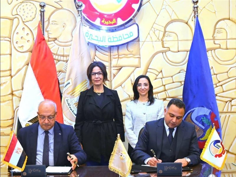 أثناء توقيع البروتوكول