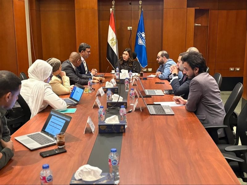 مي فريد مع وفد بعثة