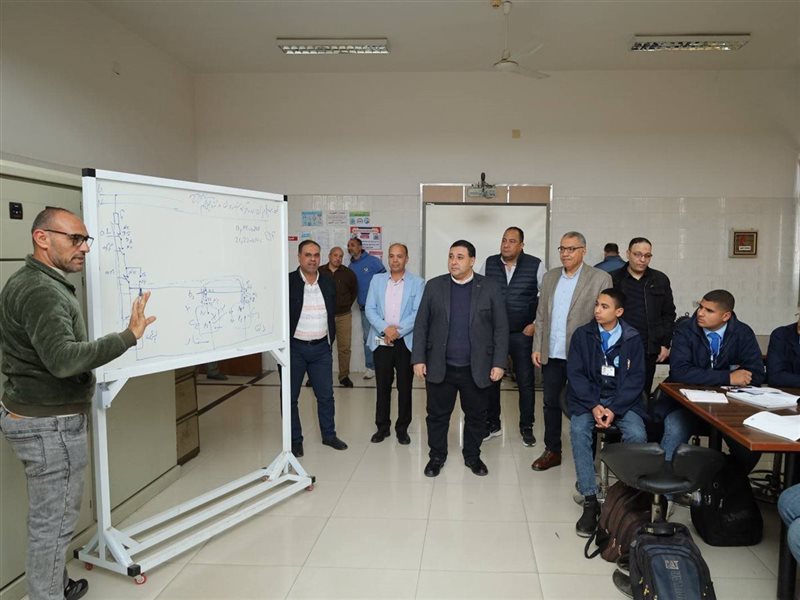 التراس يتفقد مدرسة