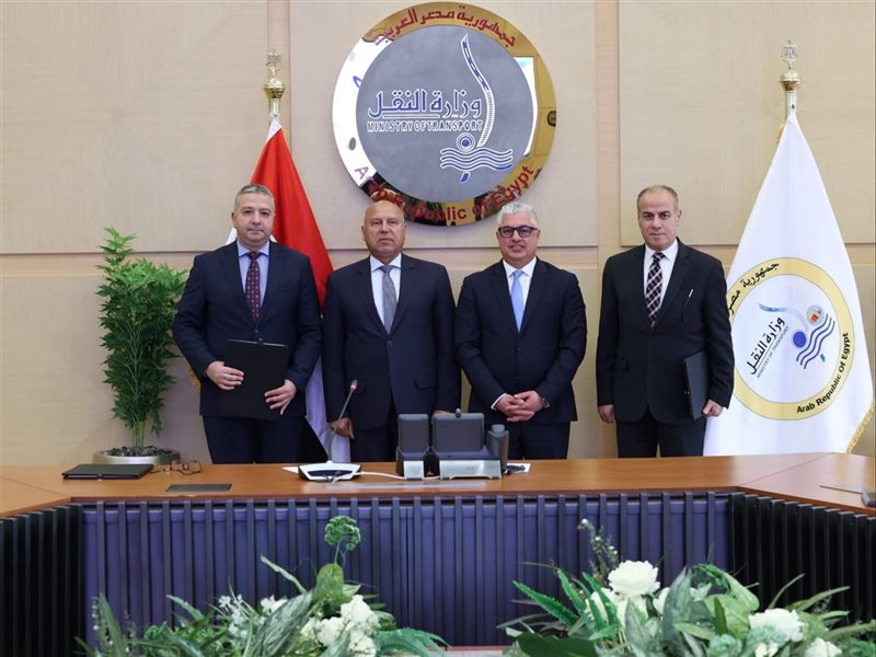 الوزير يشهد التوقيعين